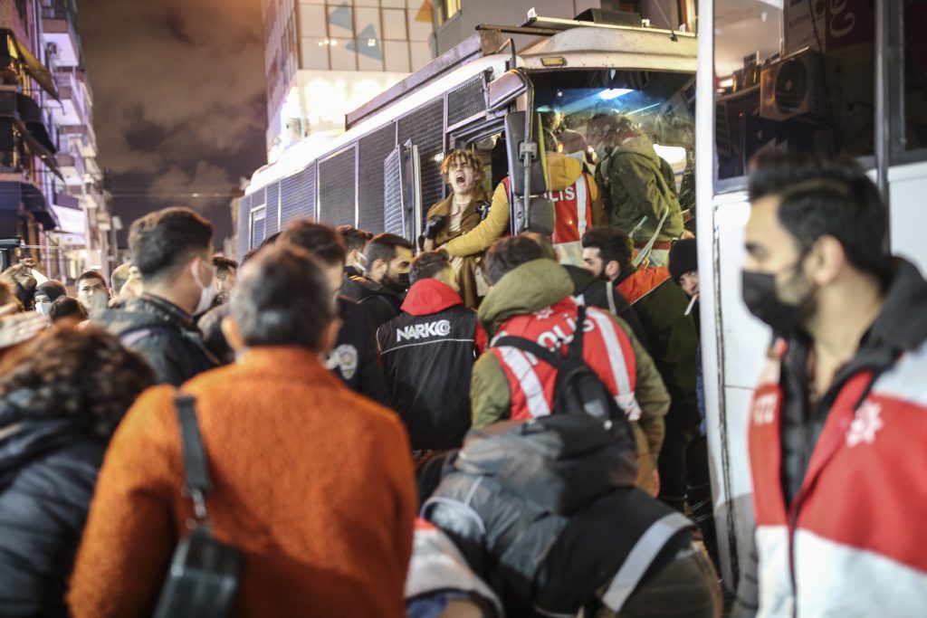 Τουρκία: Τριάντα συλλήψεις σε διαδήλωση κατά της ακρίβειας στην Κωνσταντινούπολη