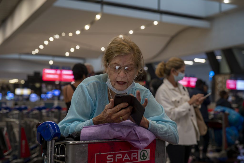Μετάλλαξη Όμικρον: «Μην ταξιδεύετε» η σύσταση ΠΟΥ στους άνω των 60 ετών