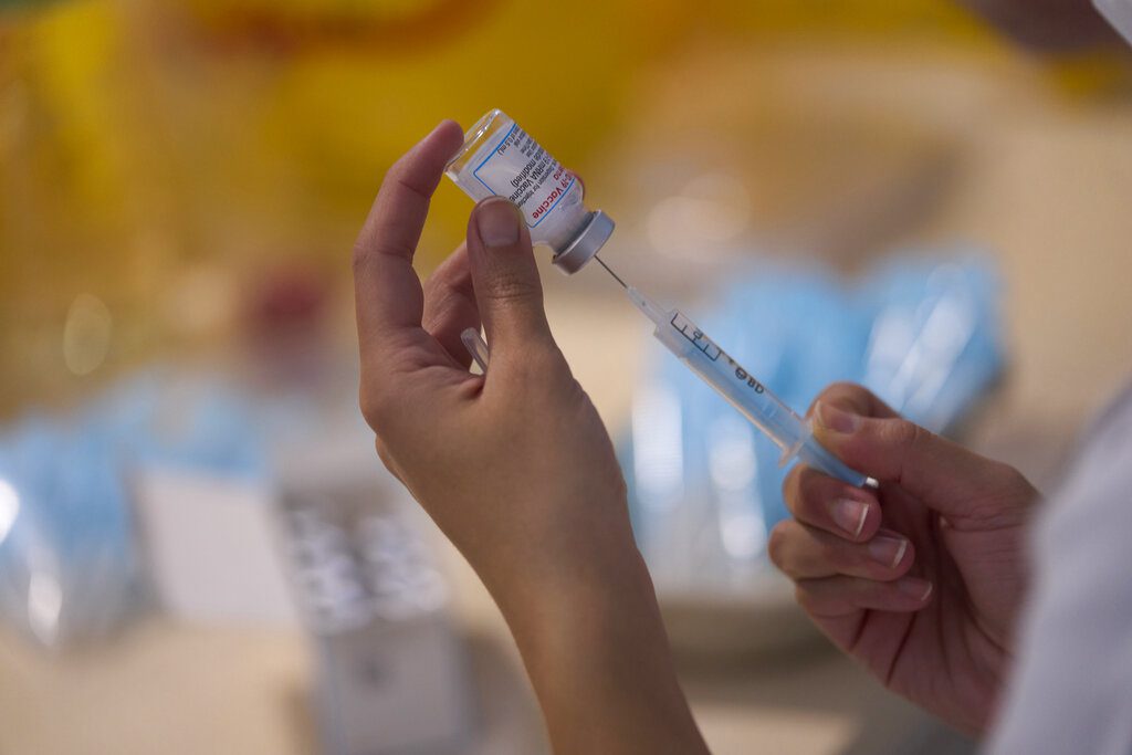 Ρωσία: 10 ημέρες θα χρειαστούν για την παρασκευή νέου εμβολίου κατά της παραλλαγής Όμικρον