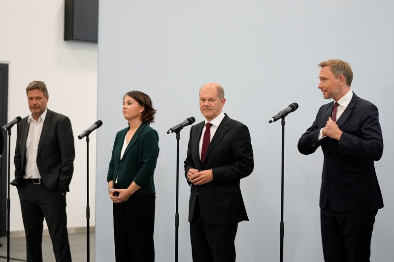 Γερμανία: Ο Σολτς «μοιράζει» τα υπουργεία σε Φιλελεύθερους και Πράσινους