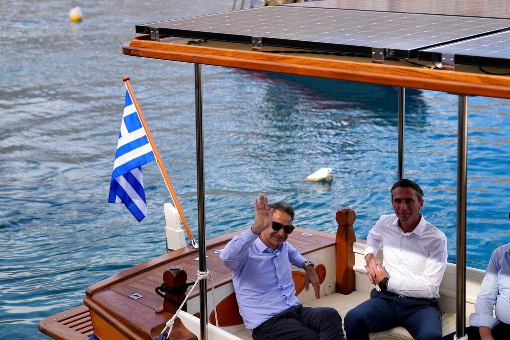 Αδιόρθωτος Μητσοτάκης: Πάει στο Φάληρο για να δει μπάσκετ!