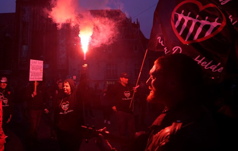 Ολλανδία: Πέντε τραυματίες αστυνομικοί και δεκάδες συλλήψεις στις διαδηλώσεις κατά των μέτρων για την πανδημία