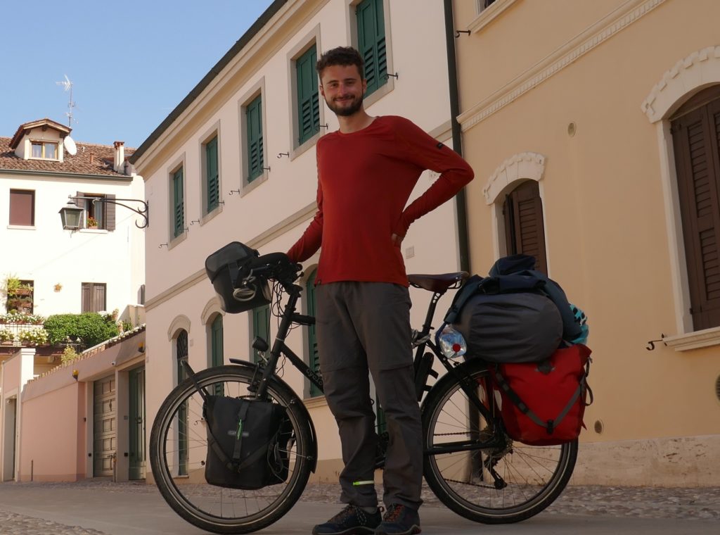 Ο Ely Deveau από τη Γαλλία γυρίζει την Ευρώπη με ποδήλατο