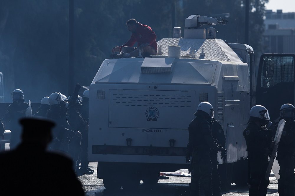 Τραυματισμός φωτορεπόρτερ: Την «απαράδεκτη, αυταρχική ενέργεια» καταγγέλλουν βουλευτές του ΣΥΡΙΖΑ