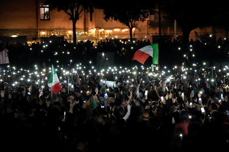 Ιταλία: Διαδηλώσεις αντιεμβολιαστών σε Ρώμη και Μιλάνο με 11.555 κρούσματα