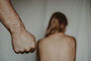 Χανιά: Πολυετή σεξουαλική κακοποίηση από τον σύζυγό της καταγγέλλει 36χρονη