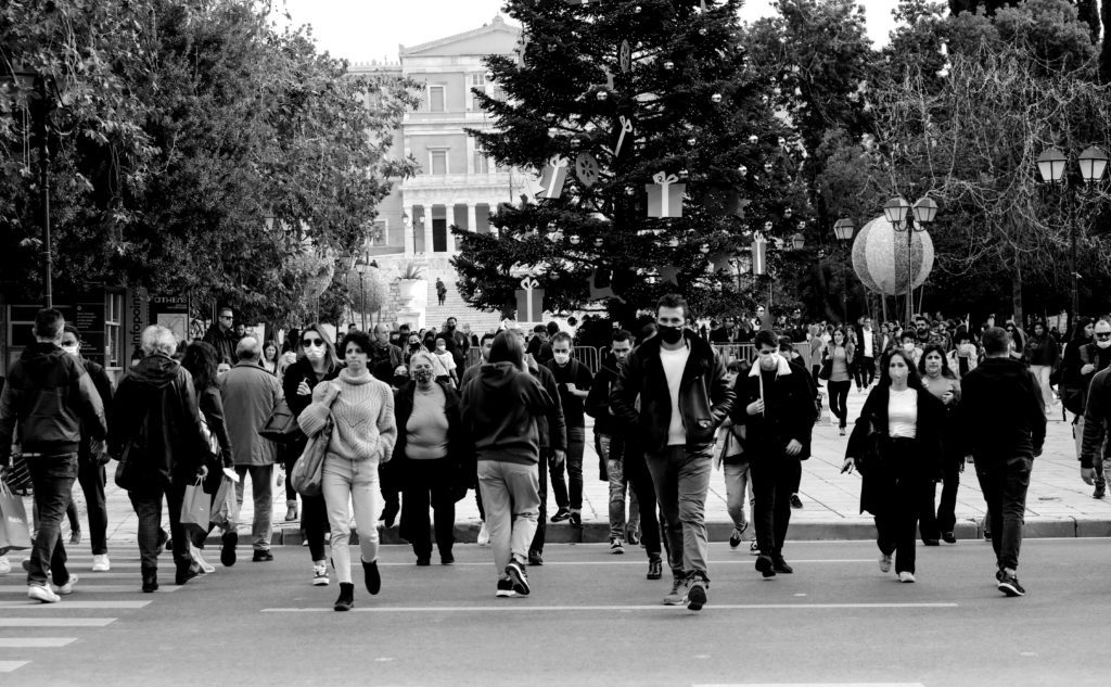 Ενώ η κυβέρνηση παίρνει σπασμωδικά μέτρα: 90 νεκροί (κατά την κυβέρνηση 88) – 7.486 νέα κρούσματα κορονοϊού – 664 διασωληνωμένοι