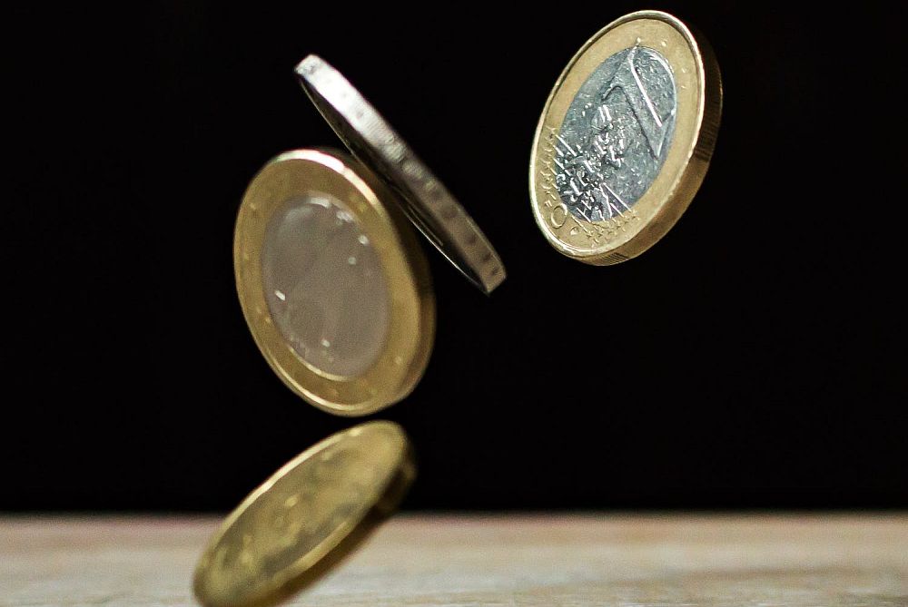 Σε πτώση το ευρώ μετά το lockdown στην Αυστρία και τις δηλώσεις Μέρκελ για περιοριστικά μέτρα