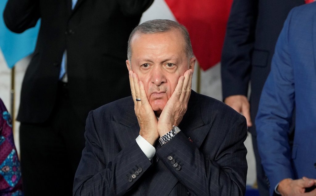 Τουρκία: Τι συμβαίνει με την υγεία του Ερντογάν; – Βίντεο που σέρνει τα πόδια του