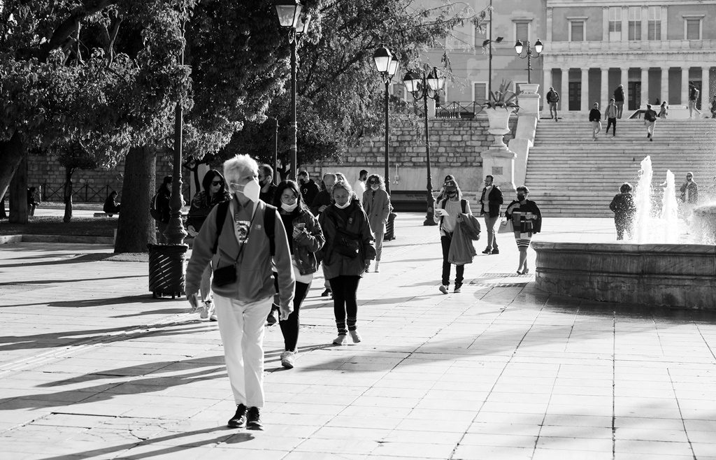 Στον κλοιό της 4ης έξαρσης της πανδημίας: 49 νεκροί – 6.150 νέα κρούσματα – 431 διασωληνωμένοι