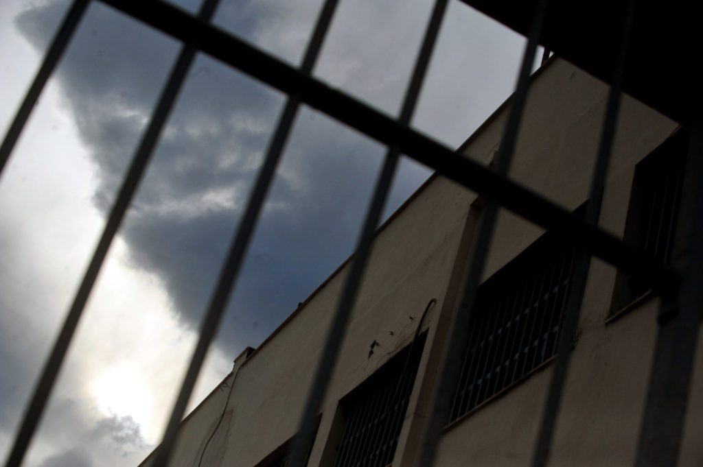 Ποινές φυλάκισης με αναστολή σε σωφρονιστικούς υπαλλήλους για βασανιστήρια σε βάρος κρατουμένου