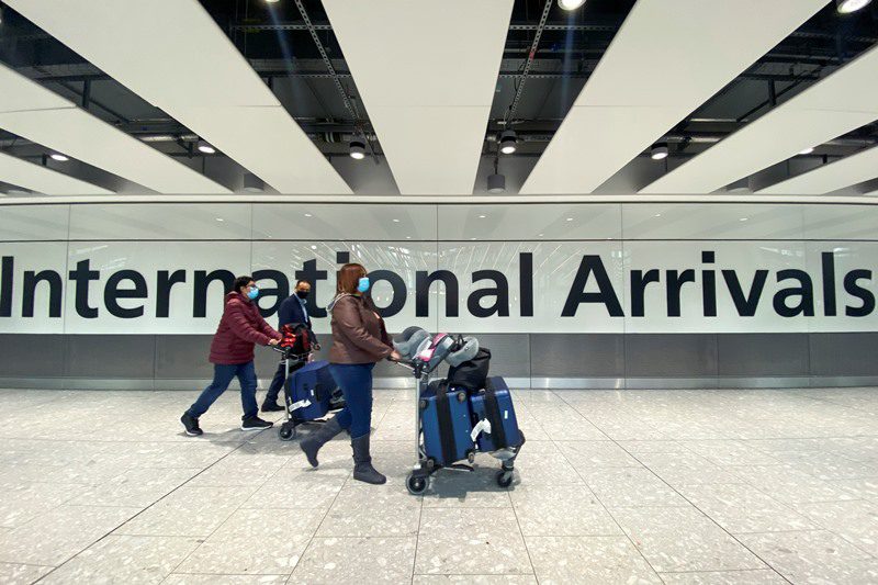 Βρετανία: Νέα μέτρα για τους ταξιδιώτες λόγω της παραλλαγής Όμικρον