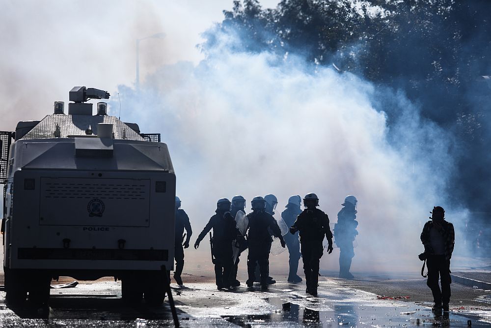 Επεισόδια στο Μαρούσι: Έπνιξαν στα χημικά τους ήρωες πυροσβέστες του καλοκαιριού – Πέντε προσαγωγές (Photos)