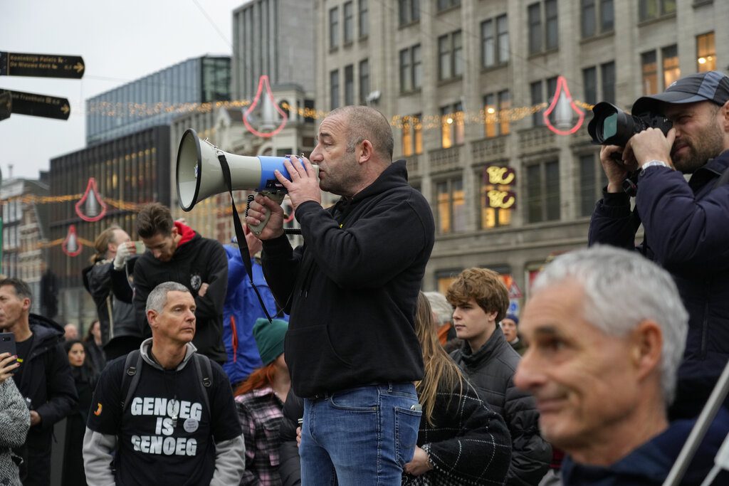 Ολλανδία: Τρίτη νύκτα ταραχών – Ο Ρούτε καταγγέλλει τη βία των «ηλιθίων»