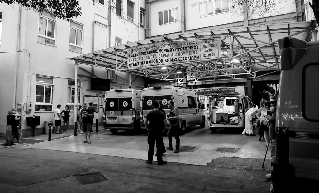 Με τα νοσοκομεία να ασφυκτιούν: 63 νεκροί – 7.317 νέα κρούσματα κορονοϊού – 556 διασωληνωμένοι