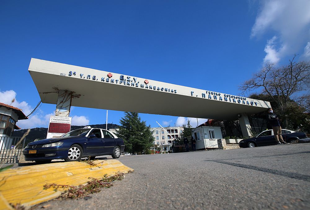 Θεσσαλονίκη: Συναγερμός με δεκάδες κρούσματα κορονοϊού σε κλινική με ηλικιωμένους