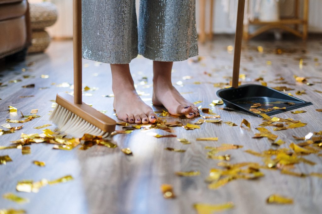 Ξεσκονίστε, σκουπίστε, σφουγγαρίστε – Οι δουλειές του νοικοκυριού κάνουν καλό στην υγεία των ηλικιωμένων