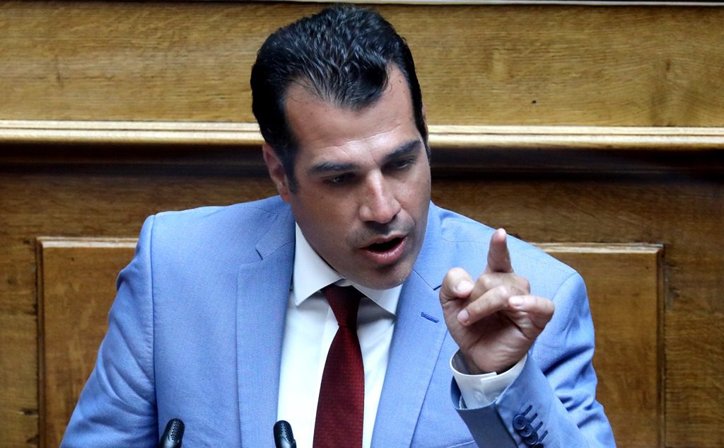 Πλεύρης: «Κακή» και «έκπτωση πολιτικής» η τροπολογία για τους μετανάστες, αλλά την… ψηφίζει