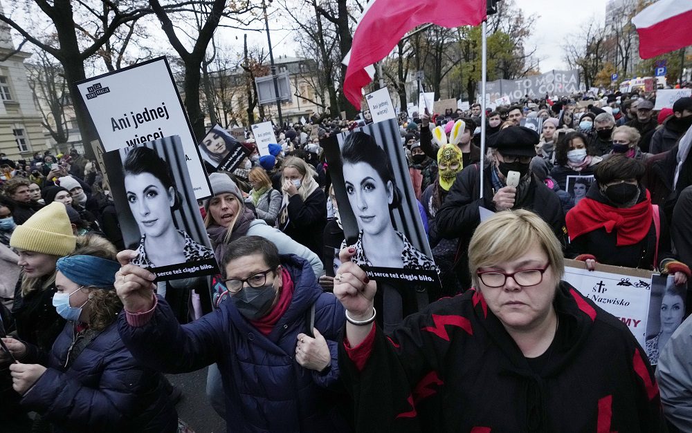 Πολωνία: Στους δρόμους χιλιάδες γυναίκες υπέρ των αμβλώσεων