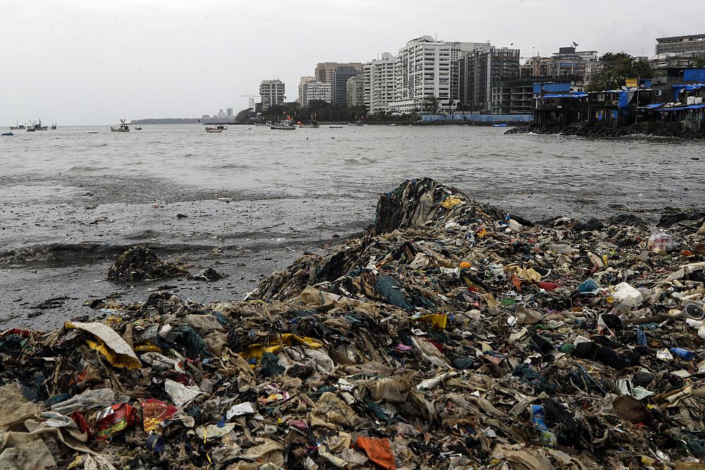 Στις θάλασσες σχεδόν 26.000 τόνοι έξτρα πλαστικών αποβλήτων λόγω… Covid-19