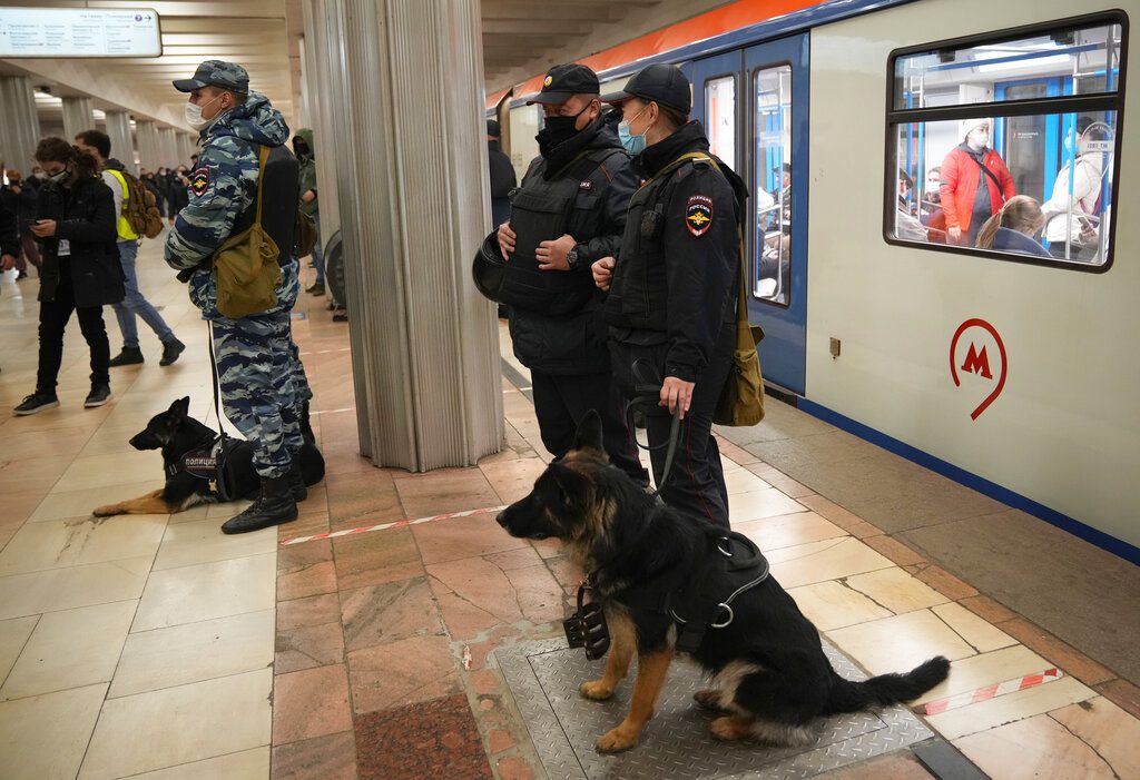 Ρωσία: Σκέψεις για έλεγχο εμβολιασμού σε μέσα μεταφοράς, καταστήματα και καφετέριες