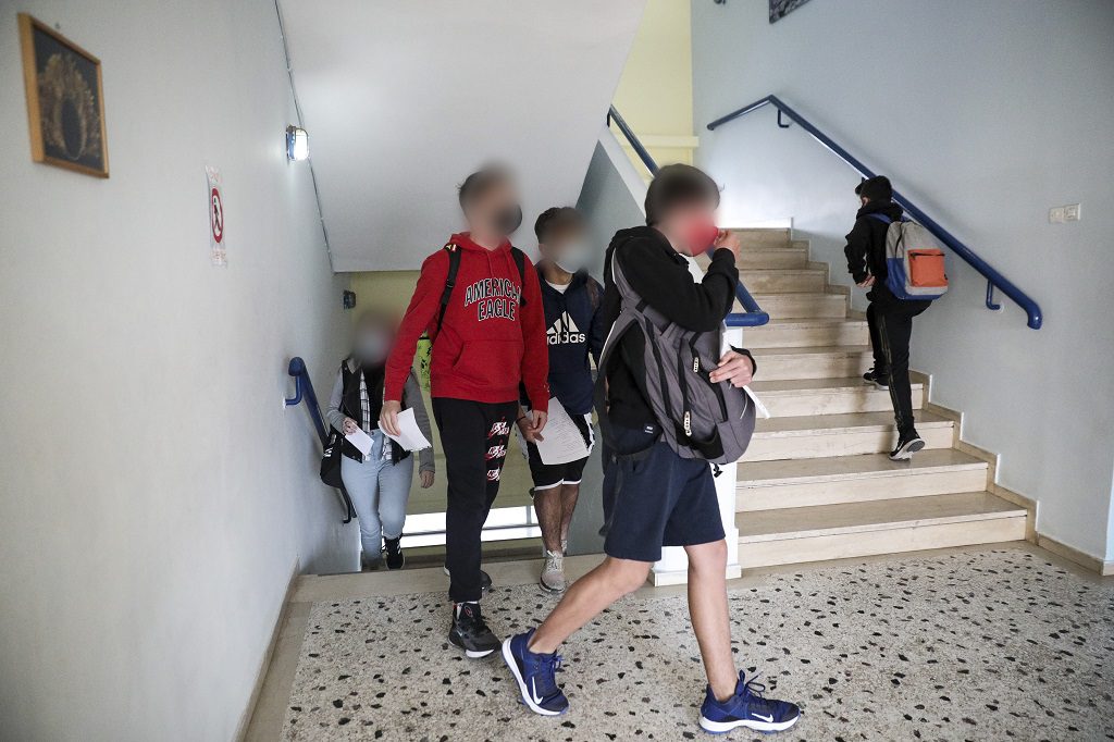 Πύργος: Χειροπέδες σε 16χρονο μαθητή που έκανε φάρσα για βόμβα στο σχολείο του