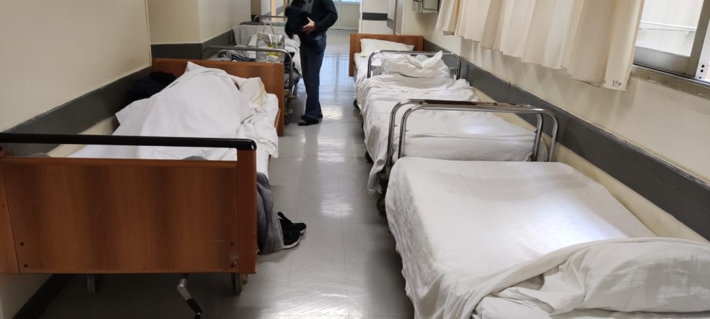 Τραγική η κατάσταση στο Θριάσιο νοσοκομείο – Παρατεταγμένα τα ράντζα στην ψυχιατρική κλινική μετά την εφημερία