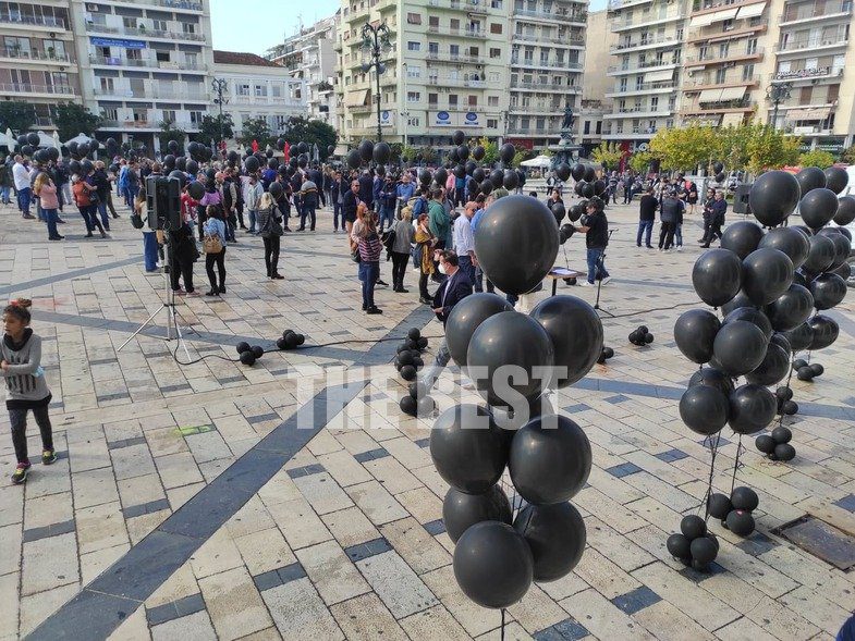 Πάτρα: Κατέβασαν ρολά εστιατόρια και καφέ λόγω των νέων μέτρων – Πορεία διαμαρτυρίας με μαύρα μπαλόνια