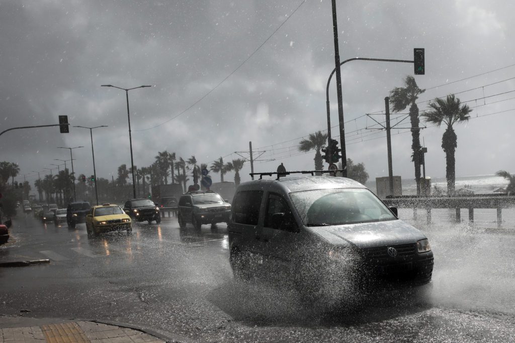 Έκτακτο δελτίο επιδείνωσης του καιρού από την ΕΜΥ: Έρχονται καταιγίδες και θυελλώδεις νοτιάδες