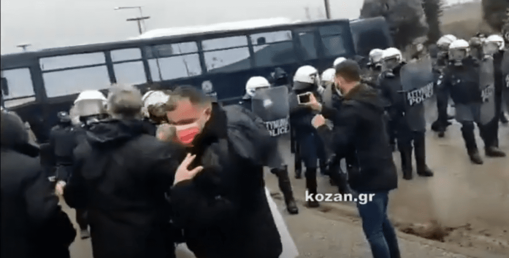 Κοζάνη: Ένταση και χημικά από ΜΑΤ προς διαδηλωτές πριν την άφιξη Μητσοτάκη (Video)