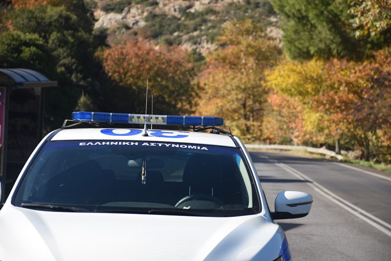 Βόλος: Ιερέας μπήκε με το αυτοκίνητό του σε λαϊκή και παρέσυρε γυναίκα – Η κατάστασή της δεν εμπνέει ανησυχία