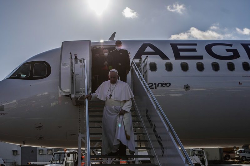Λέσβος: Θερμή υποδοχή στον Πάπα από τους πρόσφυγες (εικόνες)