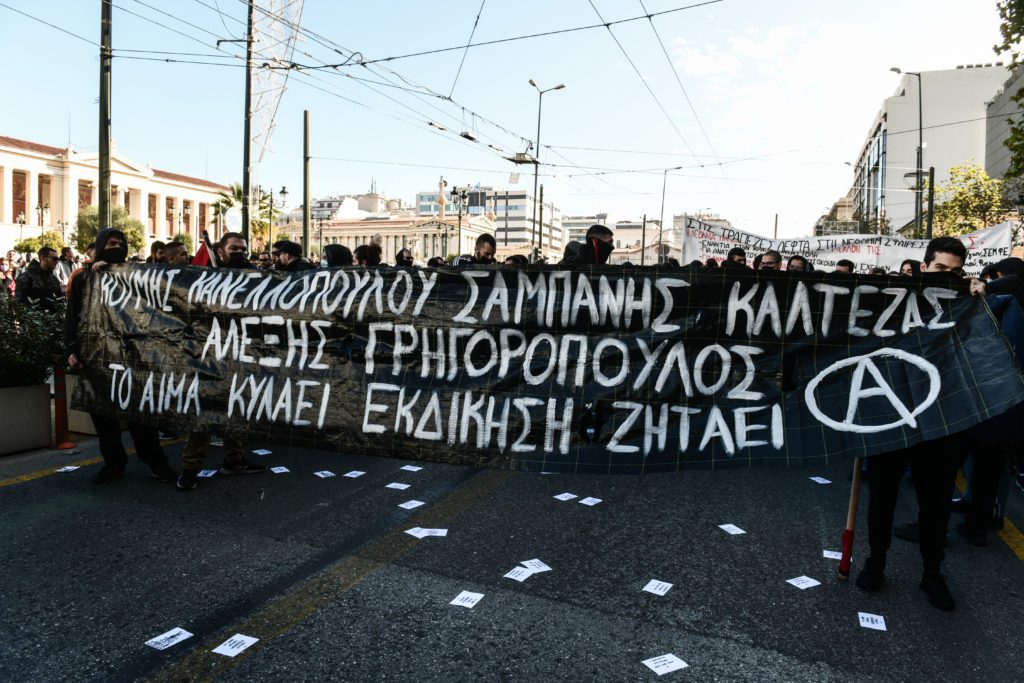 Δεκατρία χρόνια από τη δολοφονία του Αλέξανδρου Γρηγορόπουλου – Μαθητές και φοιτητές τιμούν την μνήμη του (Photos)