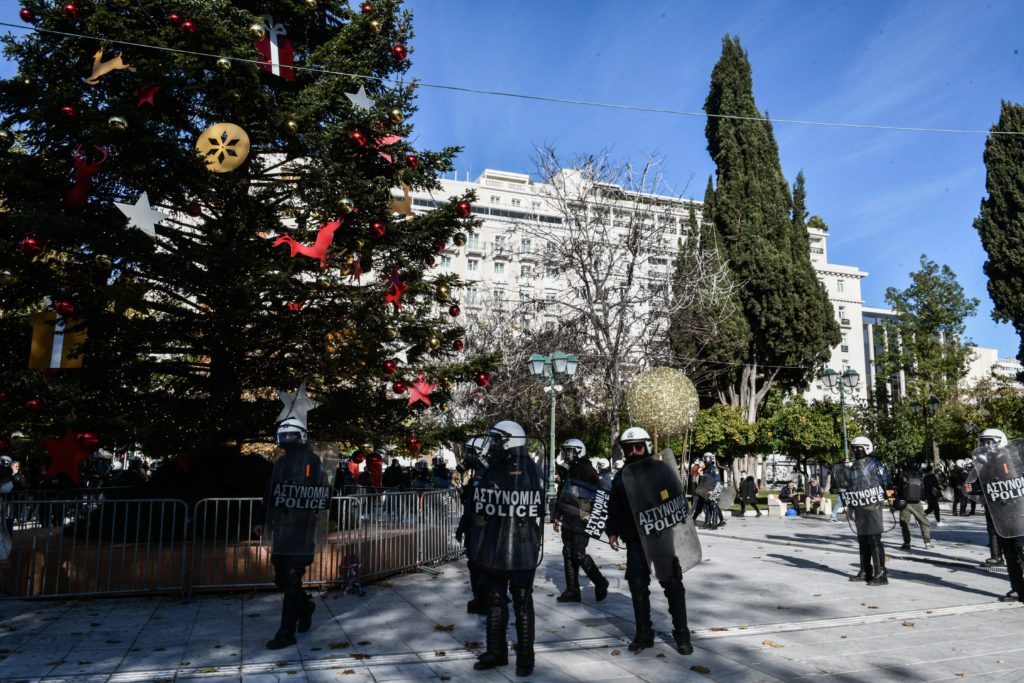 Έβαλαν αστυνομικούς μέχρι και στο χριστουγεννιάτικο δέντρο του Μπακογιάννη (Photos)