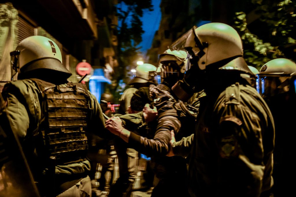 Εξάρχεια: Αναίτια βία από την αστυνομία- Σπάσιμο πολυκατοικίας και συλλήψεις (Video)