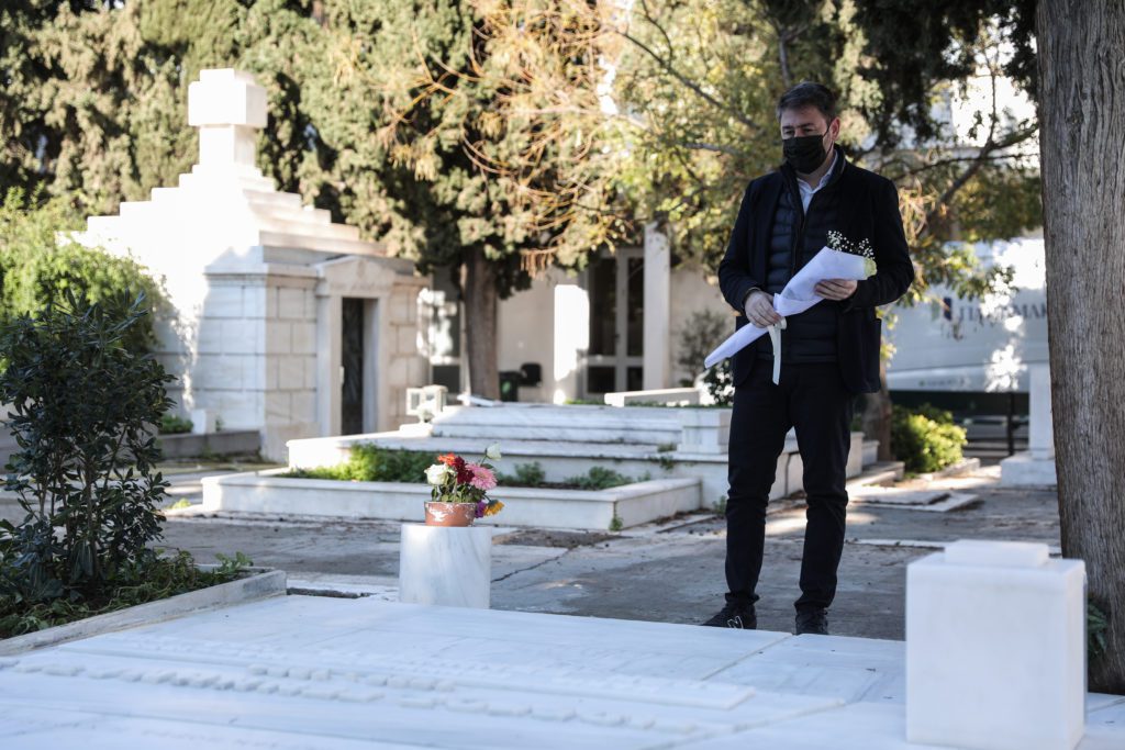 Ανδρουλάκης: Άφησε ένα λευκό τριαντάφυλλο στον τάφο της Φώφης Γεννηματά