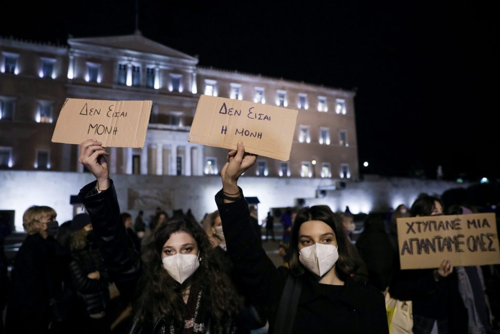 Δυναμική συγκέντρωση κατά των γυναικοκτονιών στο Σύνταγμα: «Όχι άλλοι νταήδες» (Photos)