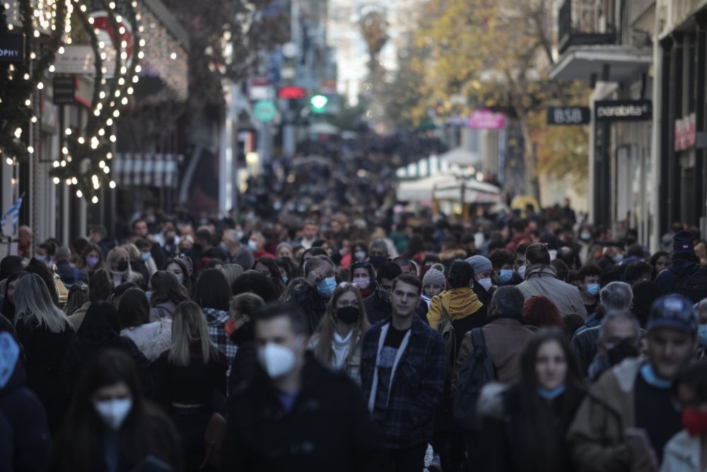 Πρεμιέρα για τα νέα μέτρα με μάσκες παντού – Γέμισαν κόσμο οι δρόμοι της Αθήνας (Photos)