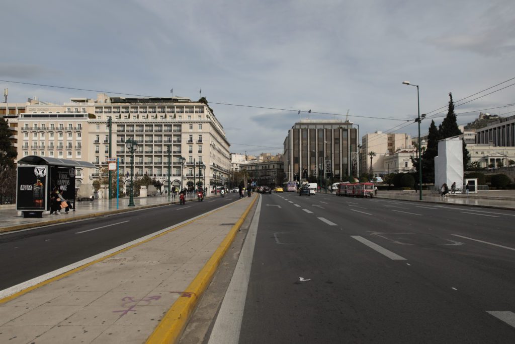 H «Όμικρον» φέρνει καραντίνα, η οικονομία αντέχει;