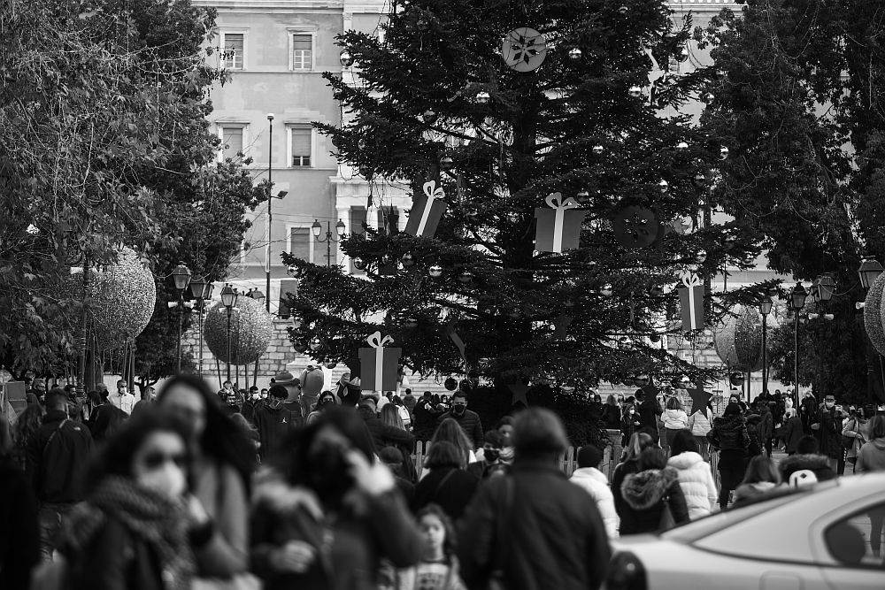 «Βουβό» ρεβεγιόν Πρωτοχρονιάς με το… ρολόι: Χωρίς μουσική, έως 6 άτομα στο τραπέζι και… «καλή χρονιά» από Πλεύρη