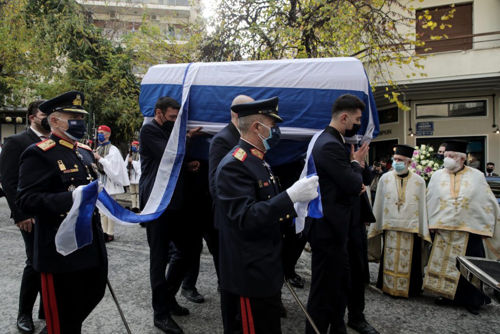 Το ύστατο «χαίρε» στον Κάρολο Παπούλια – Την Πέμπτη στα Ιωάννινα η κηδεία (Photos)