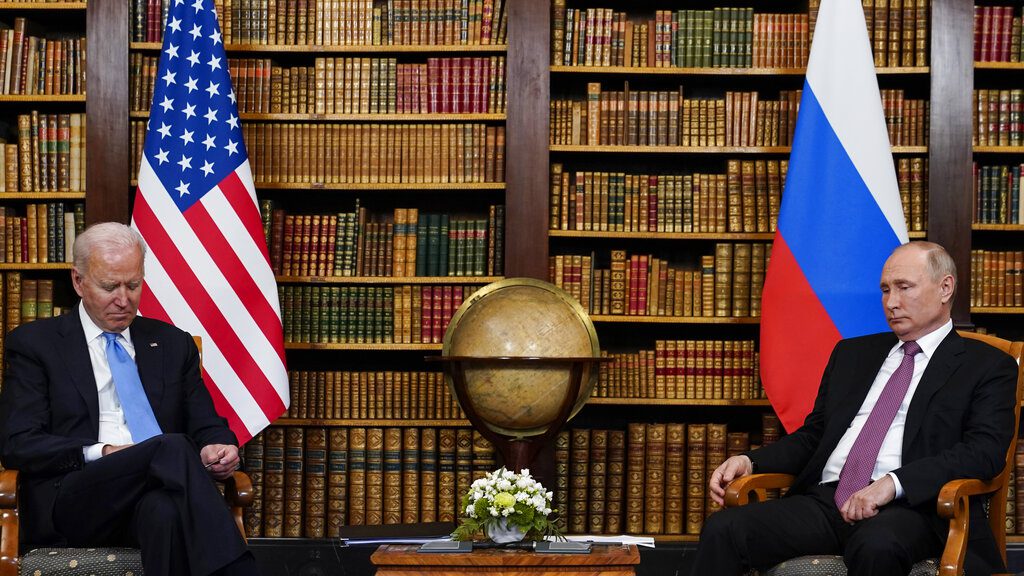 Συνομιλία Πούτιν και Μπάιντεν με φόντο την Ουκρανία