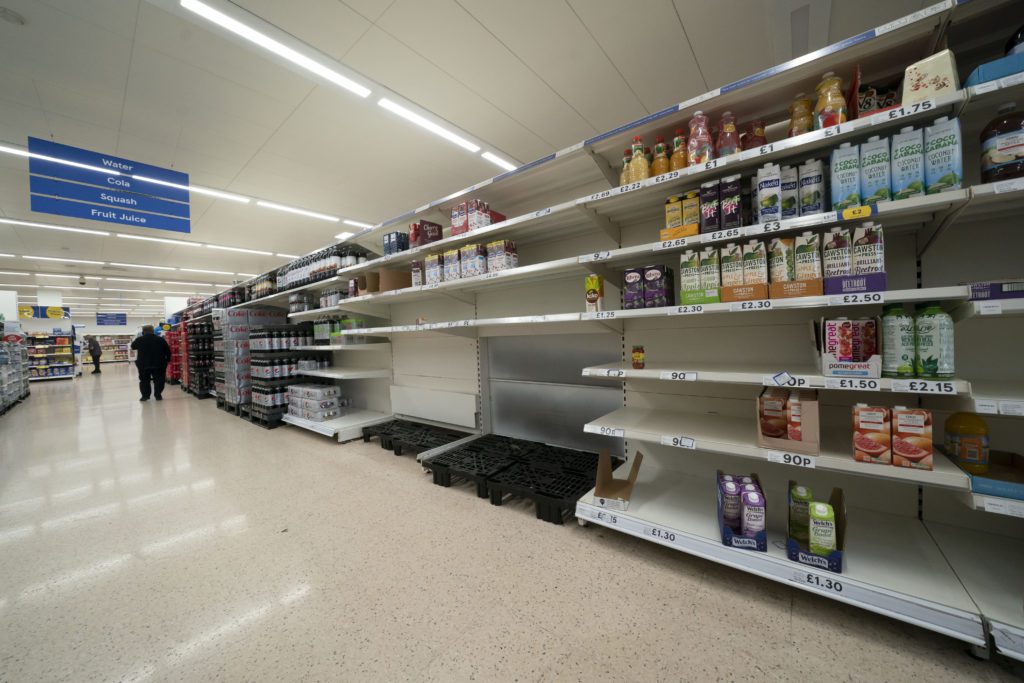 Οι ελλείψεις τροφίμων πλήττουν τη Βρετανία περισσότερο από χώρες της ΕΕ