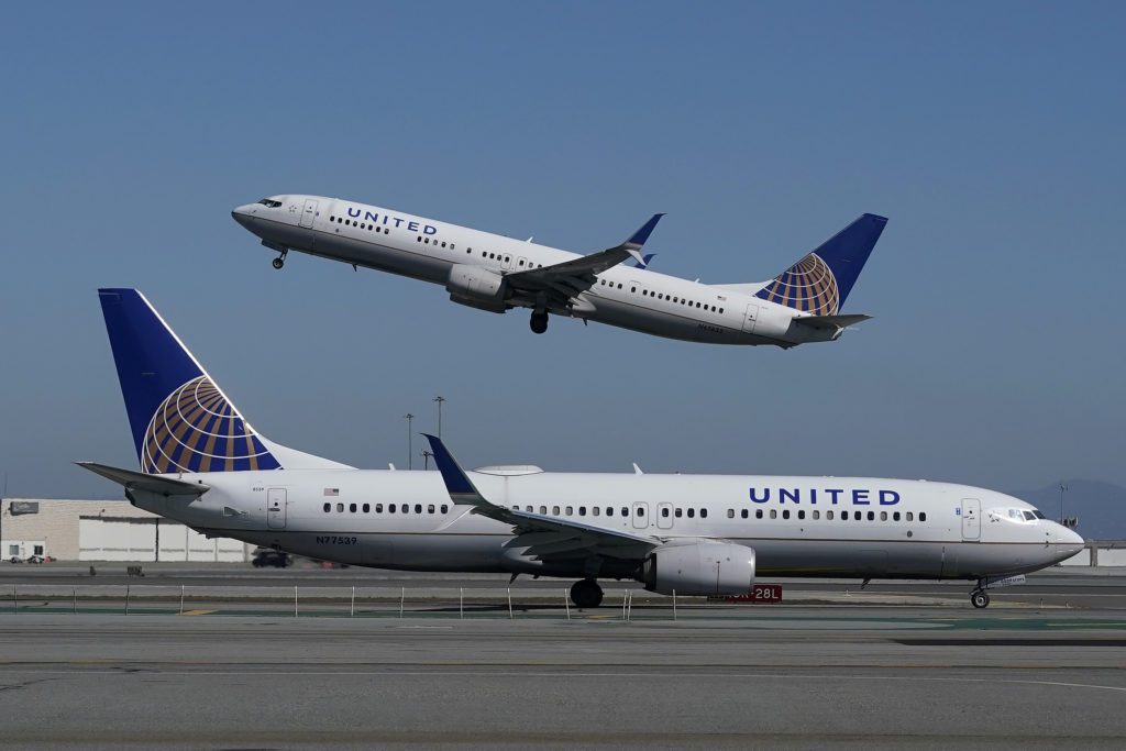 ΗΠΑ: «Θερίζει» το προσωπικό της United και της Delta η μετάλλαξη Όμικρον – Ακυρώνουν πάνω από 200 πτήσεις