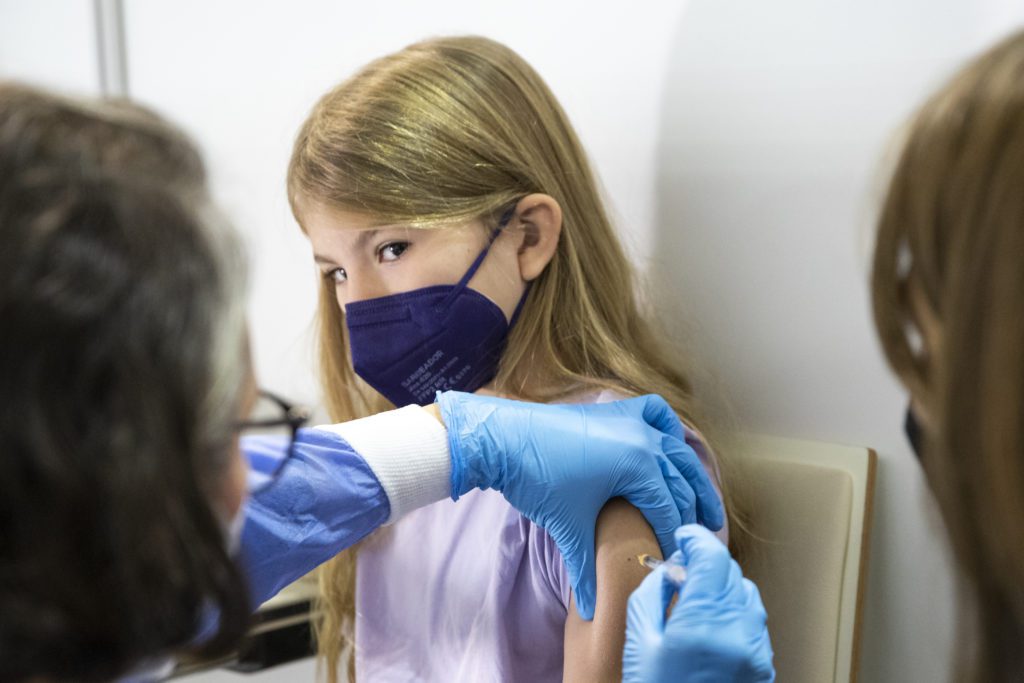 Μόσιαλος: Τι δείχνουν οι κλινικές δοκιμές για τον εμβολιασμό παιδιών