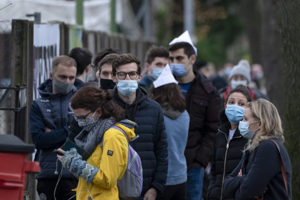 Βρετανία: Τεράστιες ουρές έξω από τα εμβολιαστικά κέντρα – Εξαντλούνται τα τεστ (Photos)