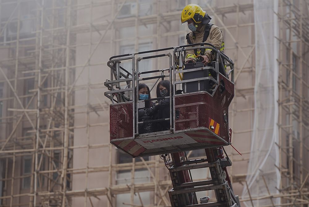 Χονγκ Κονγκ: Στιγμές πανικού στο Παγκόσμιο Κέντρο Εμπορίου – Κατασβέστηκε η φωτιά που παγίδευσε 150 ανθρώπους (Photos – Video)