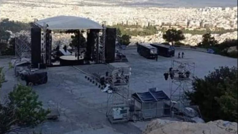 Σάκης Ρουβάς: Δύο κλούβες τον φυλάνε… μην φάει γιαούρτι