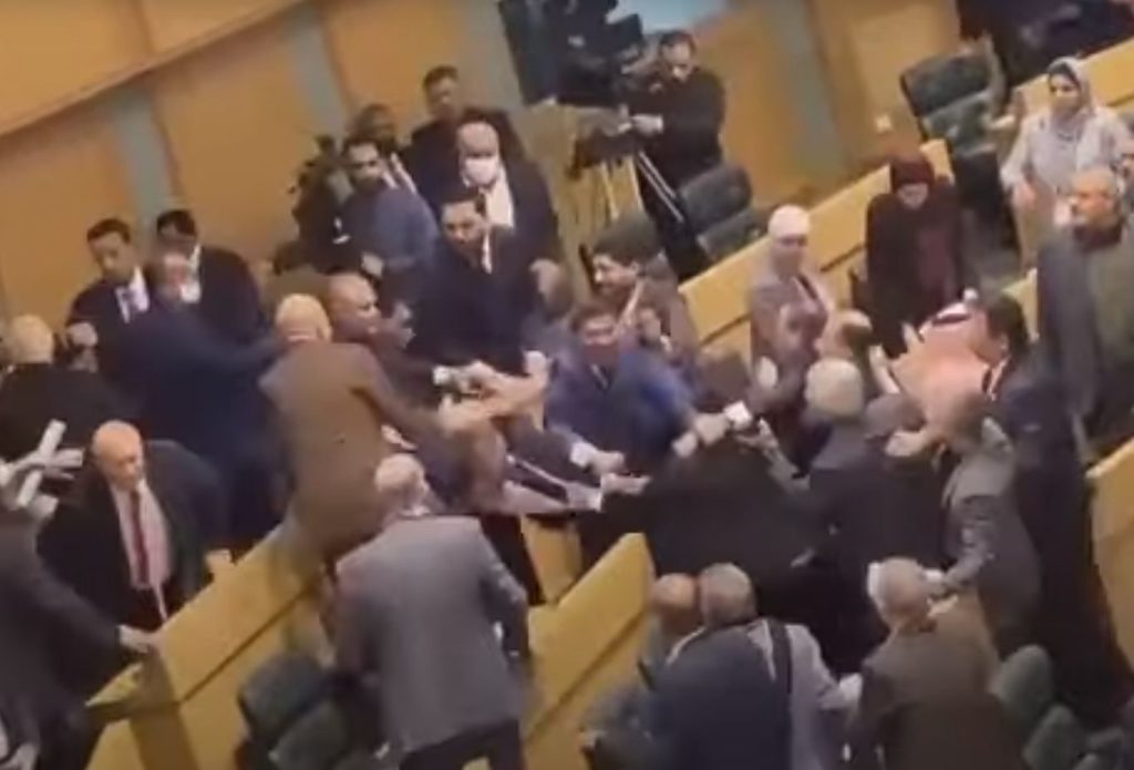 Σκηνές – σοκ στη Βουλή της Ιορδανίας: Πιάστηκαν στα χέρια για την ισότητα των φύλων! (Video)