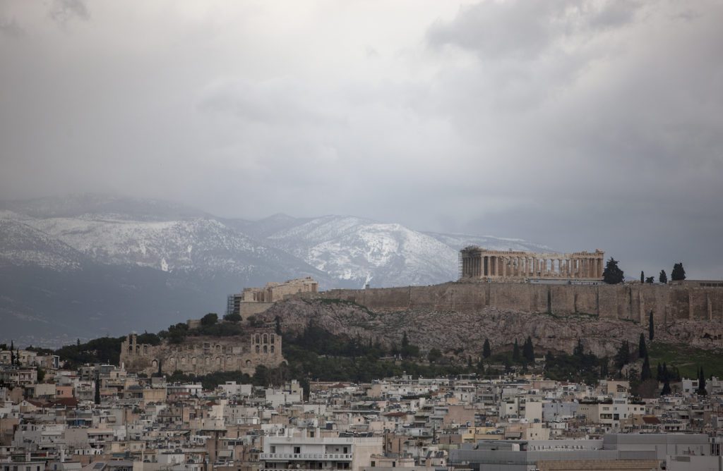 Σε εξέλιξη η κακοκαιρία στα ανατολικά και νότια – Χαμηλές θερμοκρασίες βροχές και χιόνια